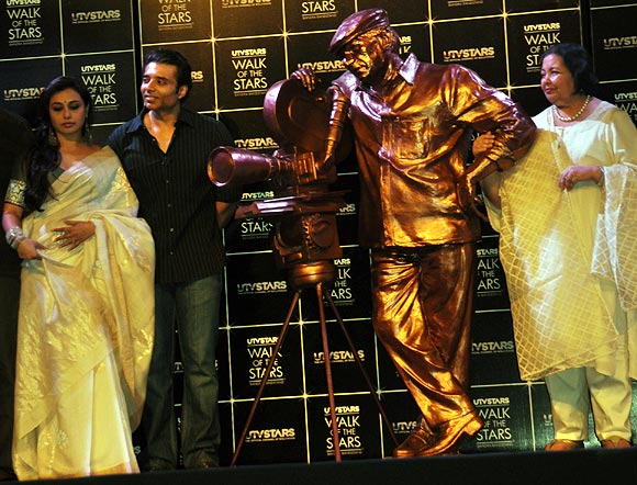 Incredible Yash Chopra Statue for Bollywood Walk of Fame revealed!